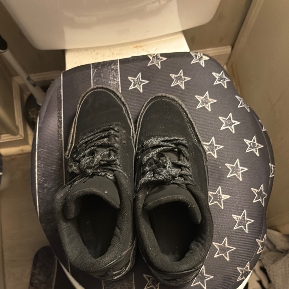 Black cat Jordan 3s